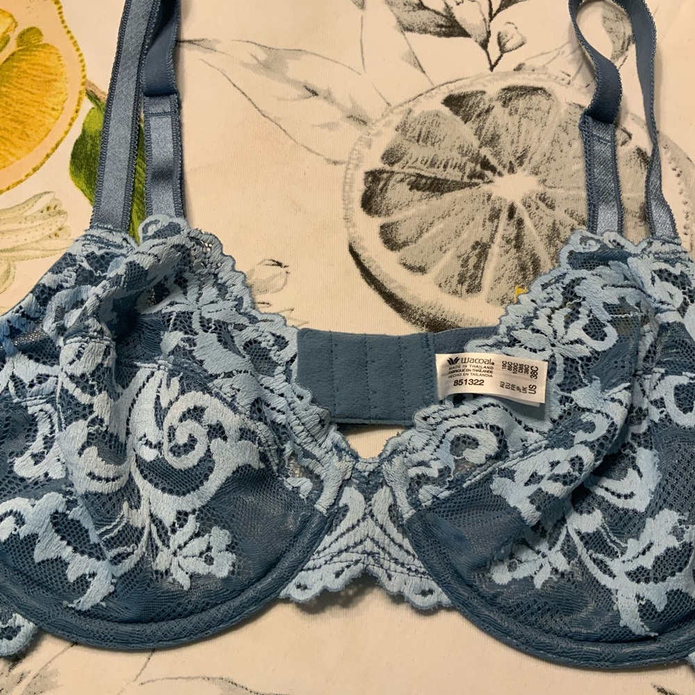Beautiful new Lace Wacoal bra, size 38 C